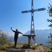 38 Alla croce del Monte Castello (1425 m) baciata dal sole con vista in Alben